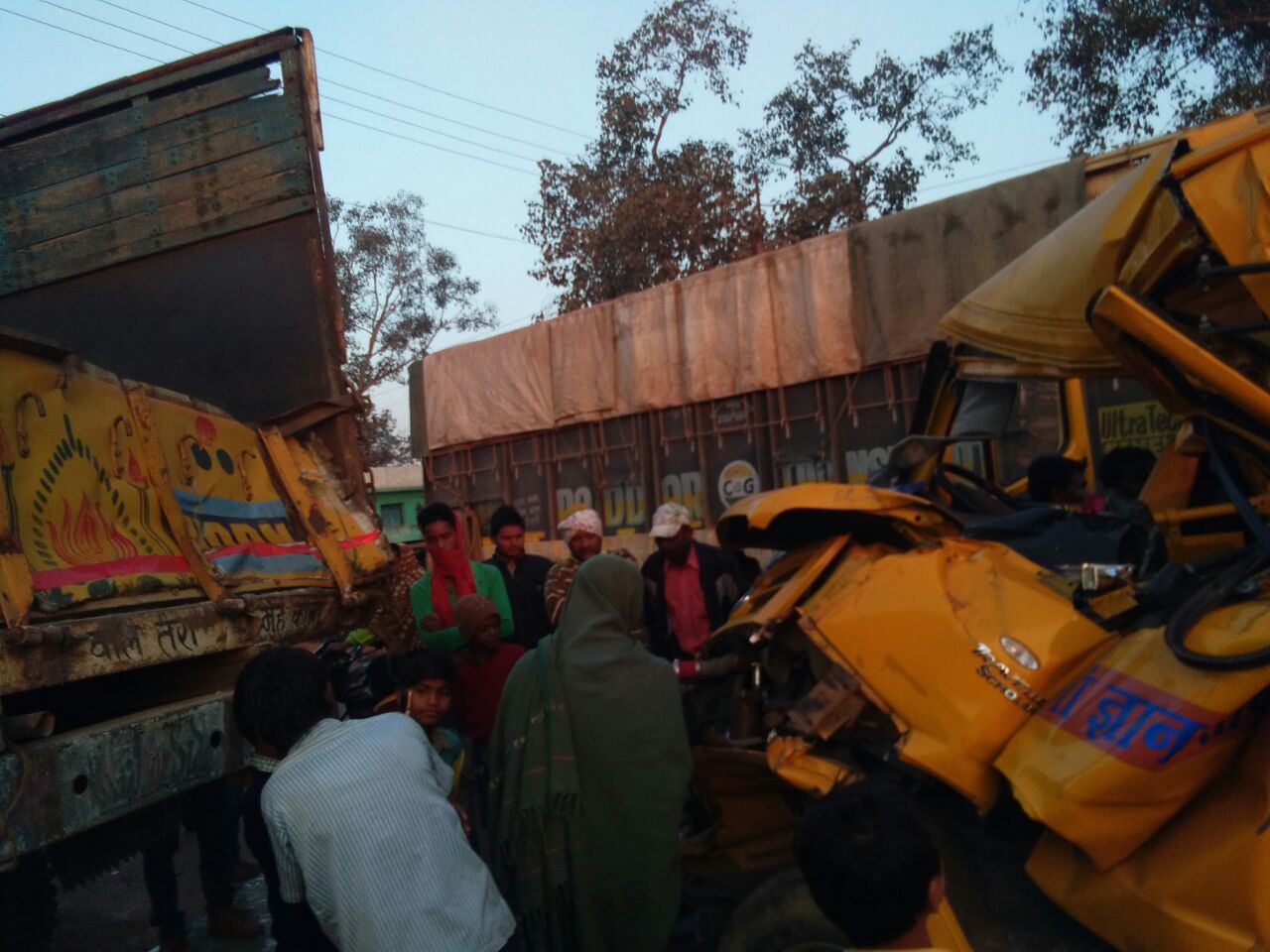 स्कूल बस जा टकराई खड़ी  ट्रक से एक दर्जन स्टूडेंट घायल