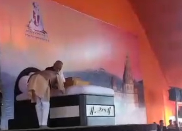 टीकमगढ़ में संत मोरारी बापू की रामकथा में शिवराज ने लगाए जयकारे