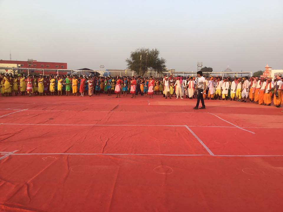 विश्व पटल पर कर्मा नृत्य हुआ दर्ज ,झूम के नाचे सांसद अभिषेक सिंह और सरोज पांडेय