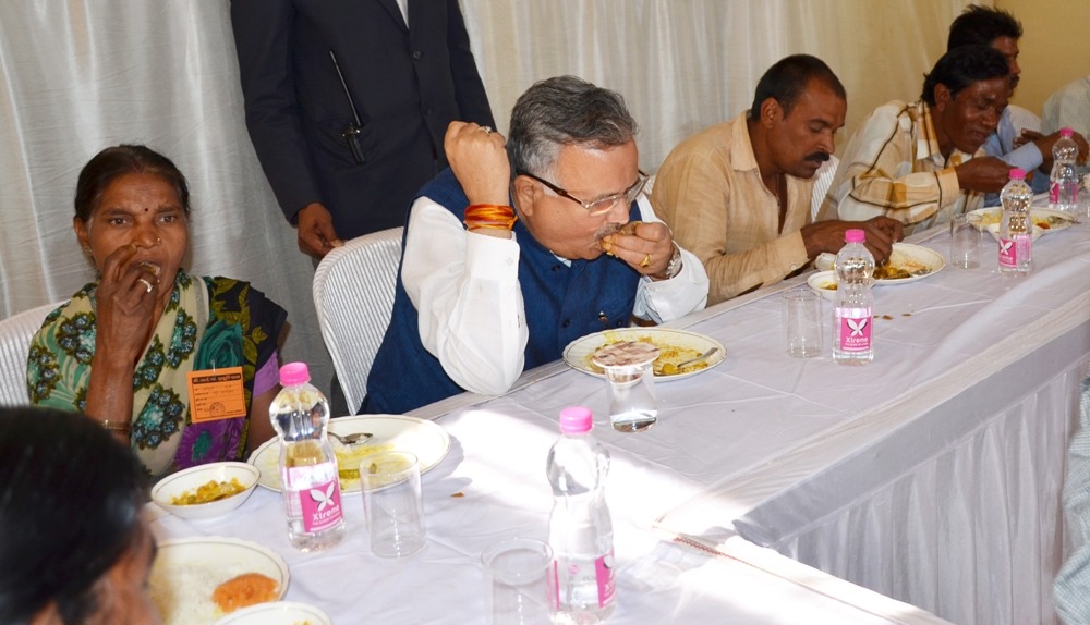 सिर्फ 5 रुपये में मजदूरों को खाना, साथ खाकर रमन ने की शुरुआत