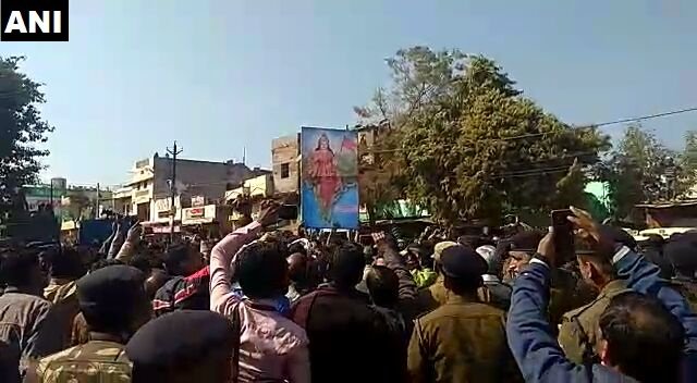 भारत माता की आरती करना चाहते थे छात्र, पुलिस ने जमकर पीटा