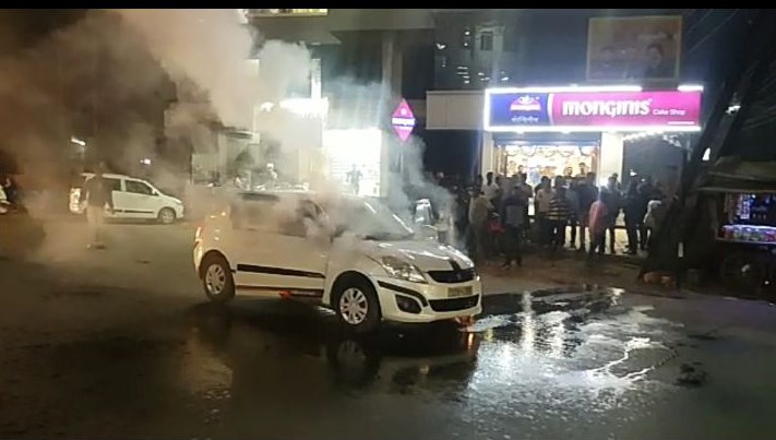 रायपुर में चलती कार में लगी आग चार लोगो ने कूदकर बचायी जान