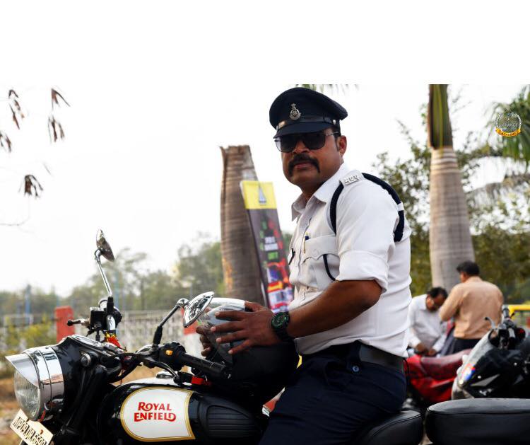 इंदौर के स्टाइलिस्ट ट्रैफिक कॉप रंजीत सिंह का फैंस में बड़ा जलवा