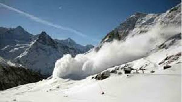 जम्मू कश्मीर के कुपवाड़ा में हिमस्खलन की चपेट में आया वाहन, 8 लोग लापता