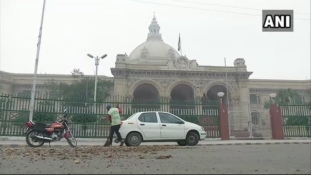 योगी आदित्यनाथ के आवास के बाहर किसानों ने फेंके आलू, कम दाम से गुस्सा