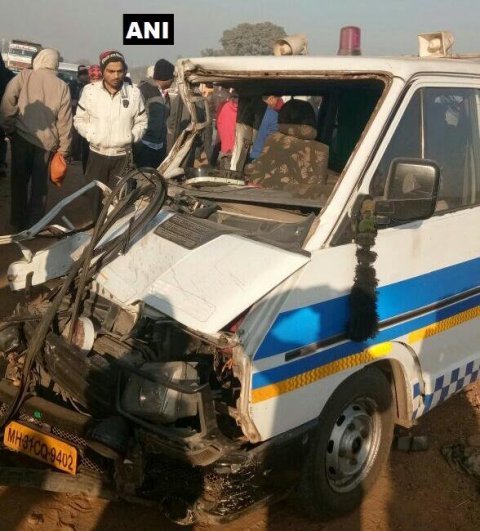 सतना में एंबुलेंस-ट्रक की भिड़ंत,1 मरीज की मौत 3 की हालत गंभीर