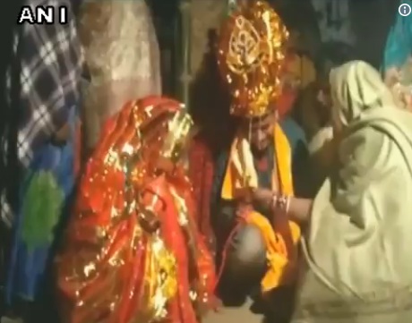 इस शादी में दुल्हन नहीं बल्कि दुल्हा रोता रहा, देखें वीडियो