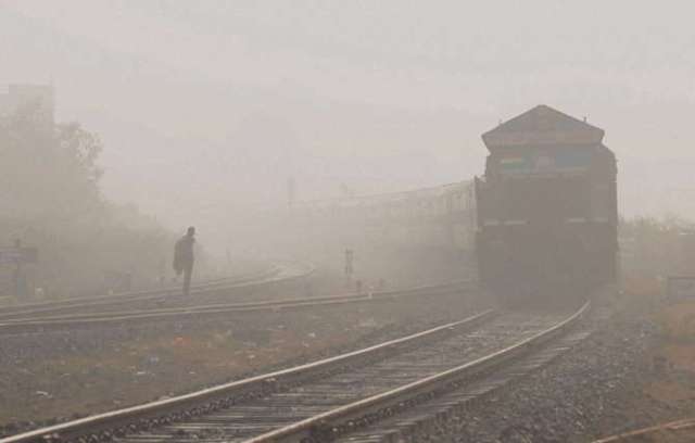 भोपाल में भी कोहरे के कारण कई ट्रेनें घंटो लेट, झांसी-इटारसी पैसेंजर रद्द