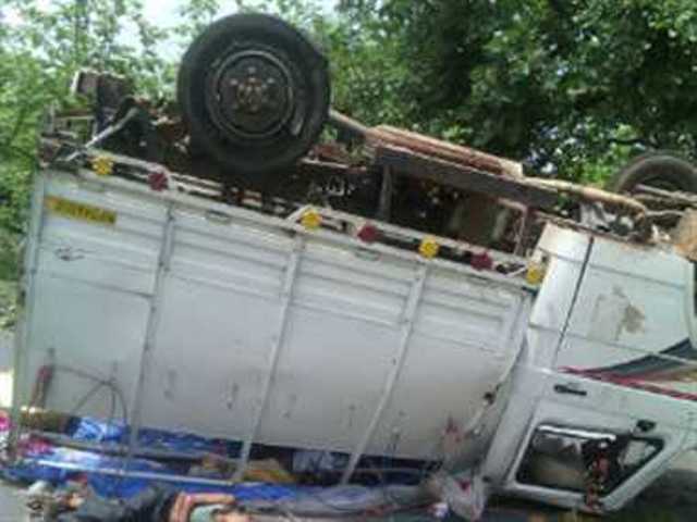 उज्जैन मेें टायर फटने से पिकअप वाहन दुर्घटनाग्रस्त, तीन की मौत 10 घायल