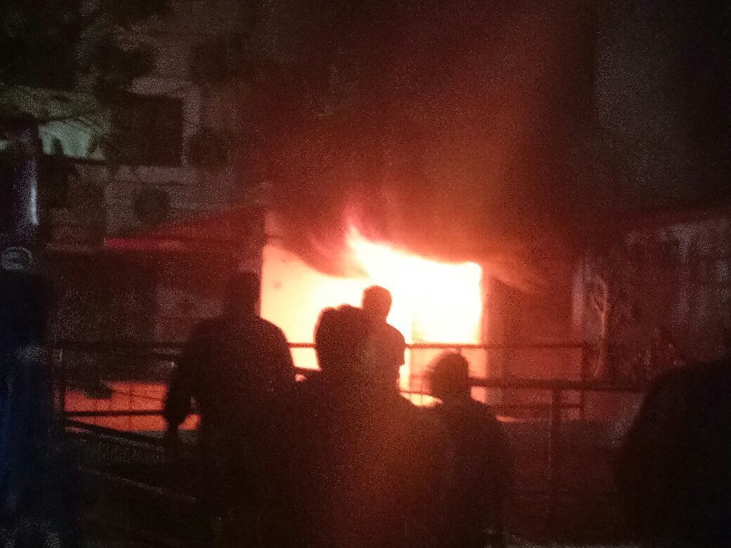 देर रात अमलीडीह के पॉश  इलाके में लगी भीषण आग 