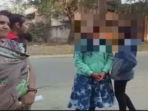 शिक्षिकाओं ने 11 वी की छात्राओं से बारी-बारी से उतरवाए कपड़े ?