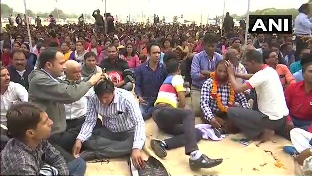 शिक्षाकर्मियों का अनोखा प्रर्दशन, मुंडन करवा पीएम और संघ प्रमुख को भेजे बाल