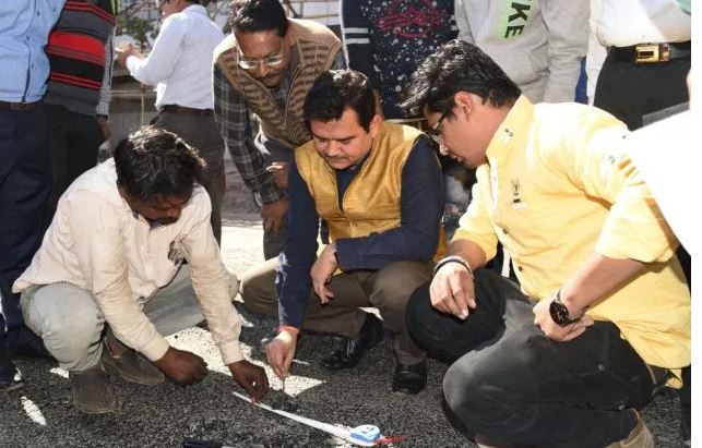 छेनी-हथौड़ी से कलेक्टर ने नापी सड़क की थिकनेस