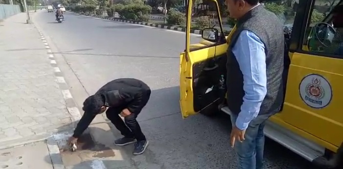 सड़क पर थूकना युवक को पड़ भारी, रूमाल से करना पड़ा साफ, देखें वीडियो