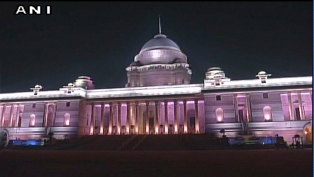 रंग-बिरंगी रोशनी से रोशन राष्ट्रपति भवन का ये नजारा मन मोहता है 