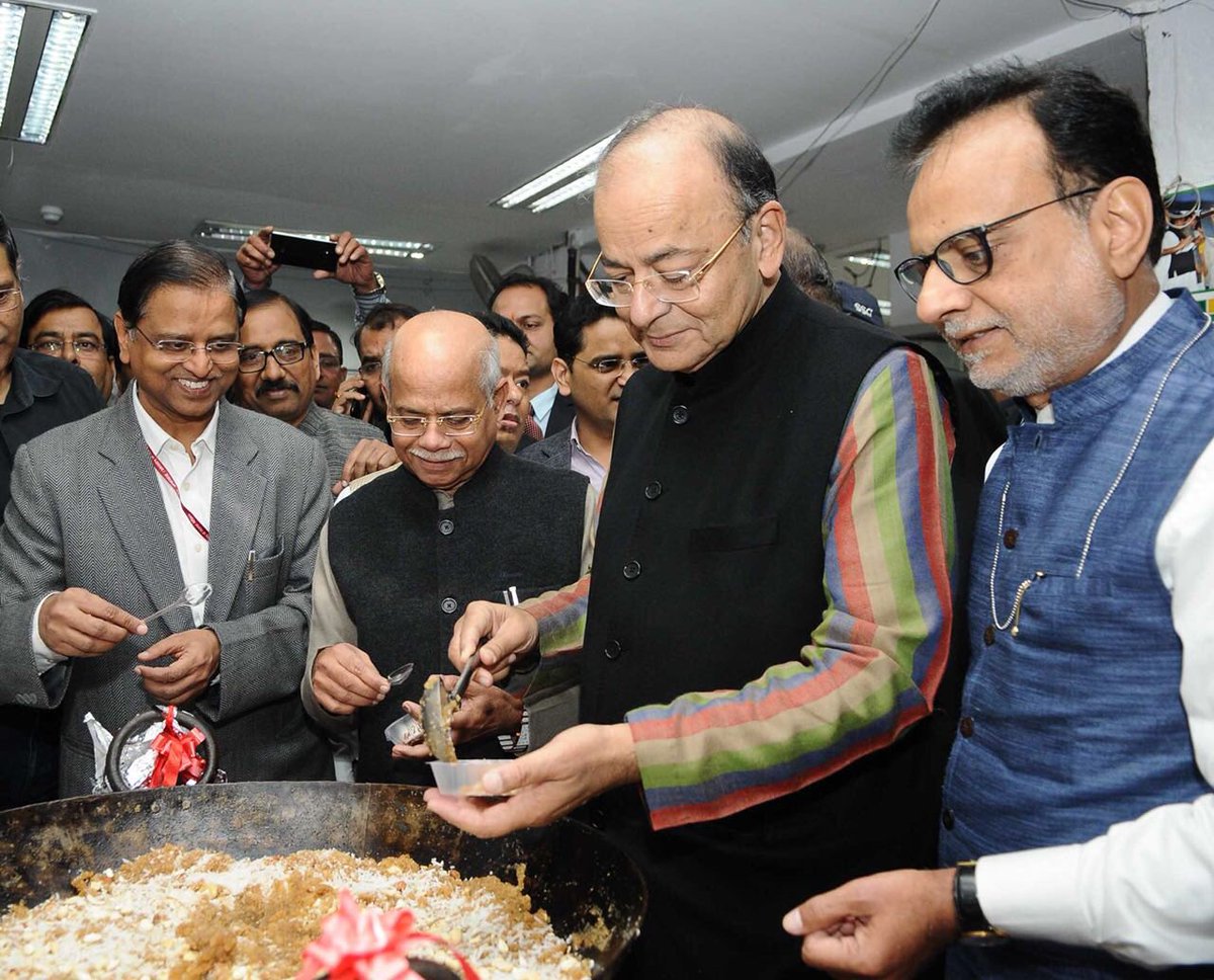 जेटली ने खिलाया हलवा, मिठास 1 फरवरी को पता चलेगी