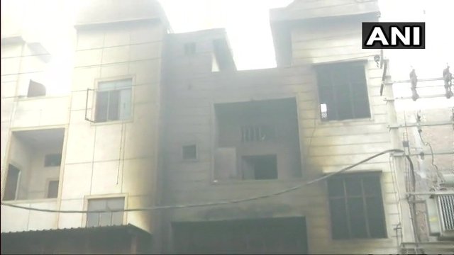 दिल्ली के बवाना स्थित पटाखा गोदाम में आग लगने से 17 की मौत