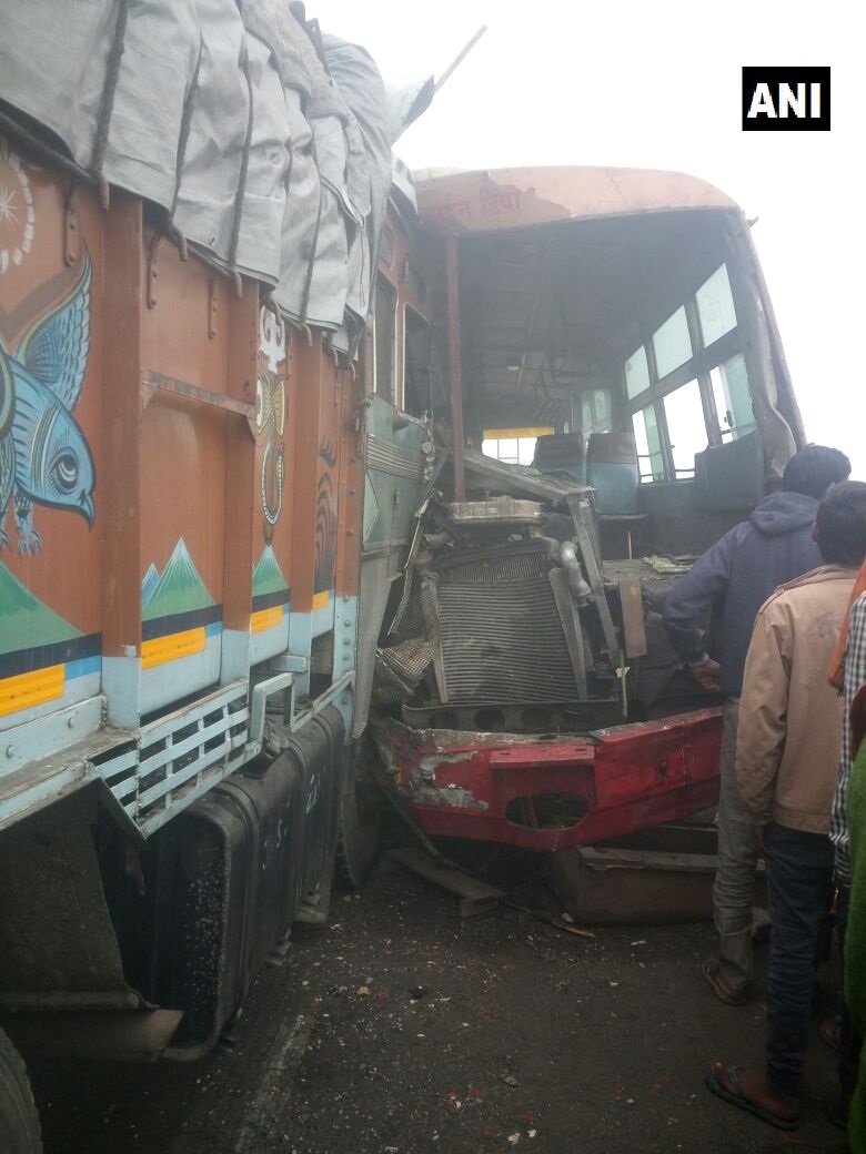 जानलेवा कोहरा, तस्वीरों में देखें कैसे कम विजिबिलिटी के कारण हुए हादसे