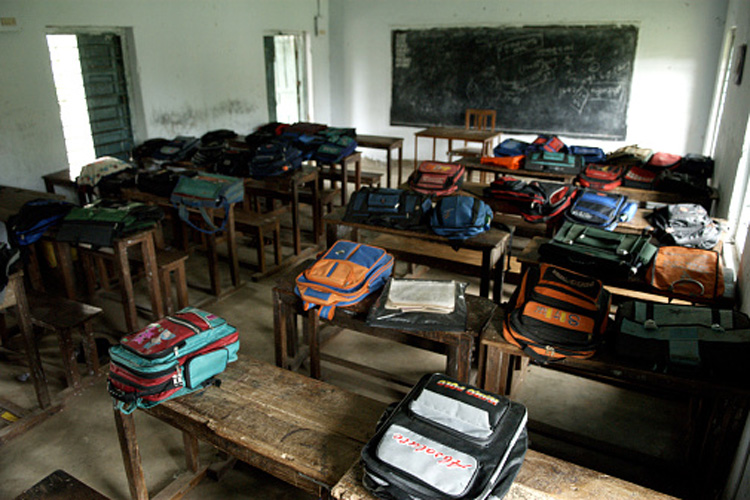 बच्चों के स्कूल बैग में देखिए आजकल क्या क्या निकल रहा है
