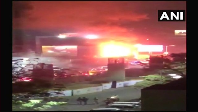 ‘पद्मावत’ का विरोध: अहमदाबाद के मॉल में गाड़ियों में लगा दी आग,गुड़गांव में धारा 144