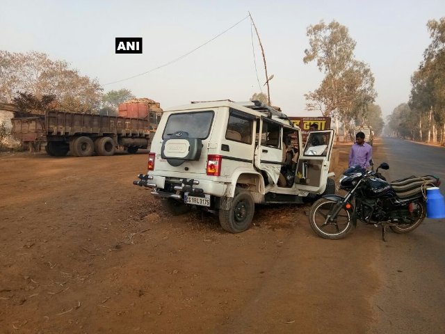 बस्तर में डिवाइडर से टकराई बोलेरो, 2 की मौत 3 की हालत गंभीर