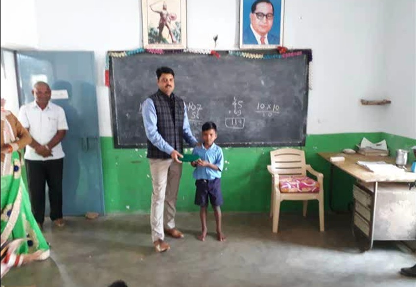 स्कूल निरीक्षण करने पहुंचे SP बच्चों के लिए बन गए शिक्षक