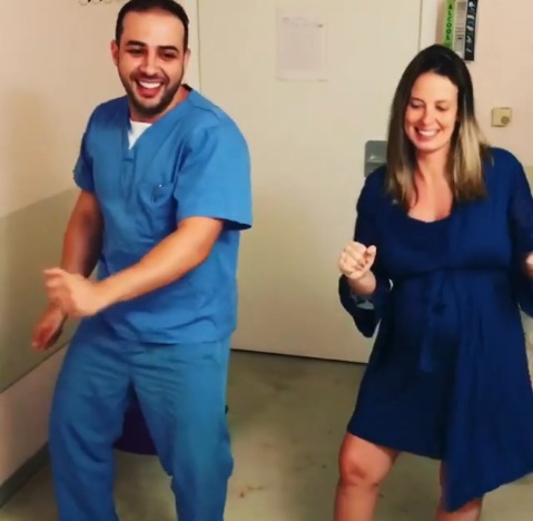 प्रेग्नेंट महिलाओं को नचाता है ये डांसर डॉक्टर, देखें वीडियों