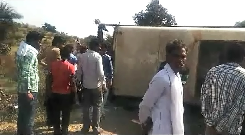 खस्ताहाल सड़क पर पलटी यात्री बस, 2 की मौत, 14 गंभीर