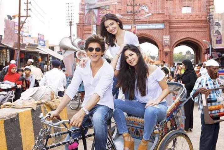 शाहरुख खान ने कैटरीना और अनुष्का  को कराई रिक्शे की सवारी