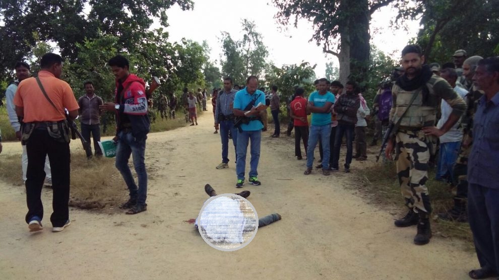 नक्सलियों ने मचाया उत्पाद, वहनों को फूंका, ग्रामीण को उतारा मौत के घाट