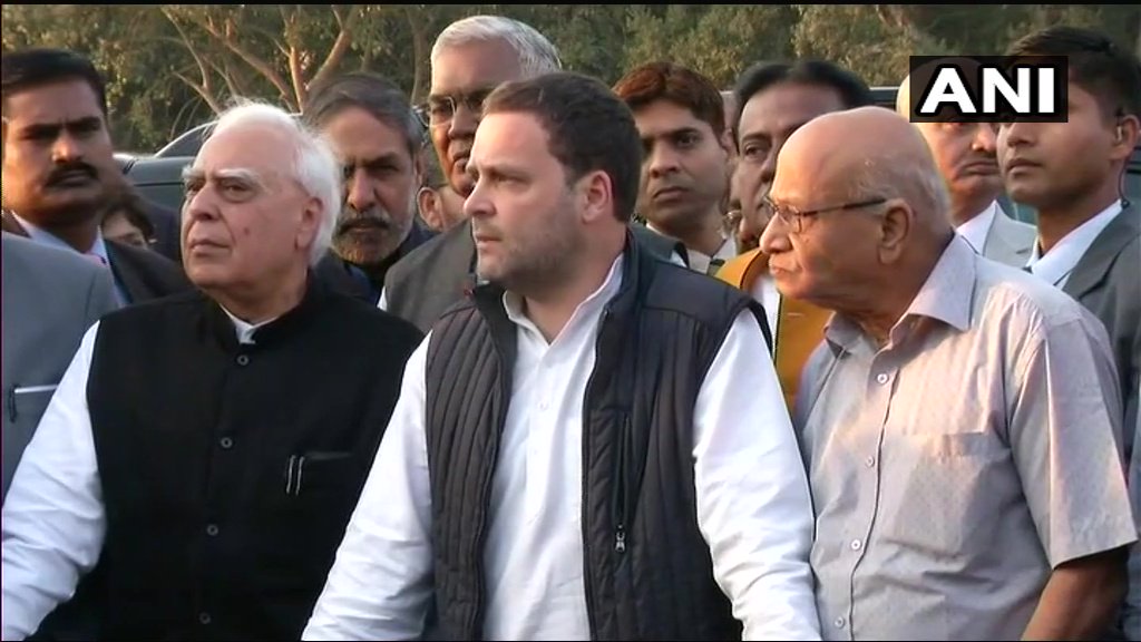 जज लोया की मौत संदिग्ध-राहुल, राष्ट्रपति से मिले 15 दलों के 114 सांसद
