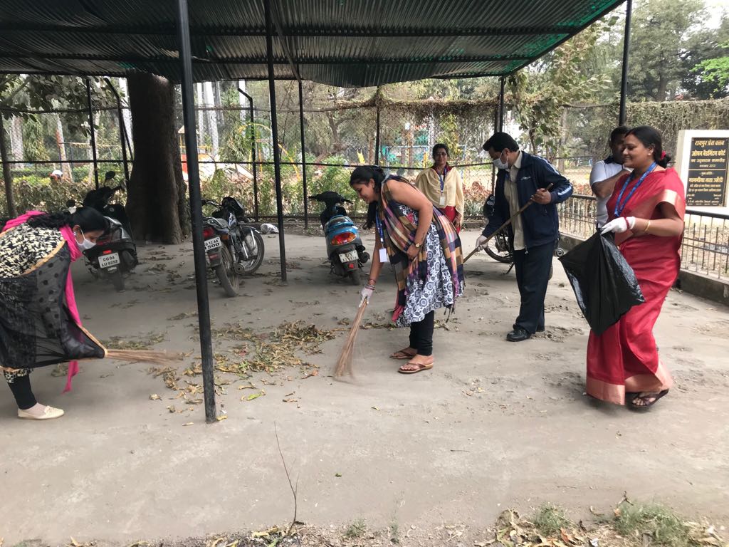 स्वच्छ भारत मिशन के तहत कर्मचारियों ने की  कलेक्टर गार्डन में सफाई