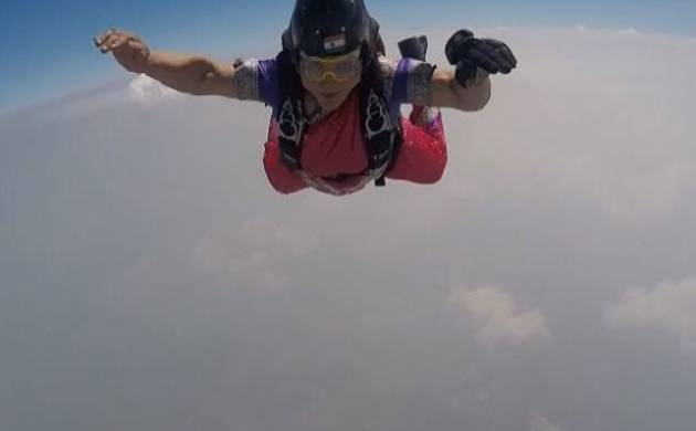 साड़ी में 13 हजार फीट से छलांग, स्काईडाइविंग में शीतल का रिकॉर्ड