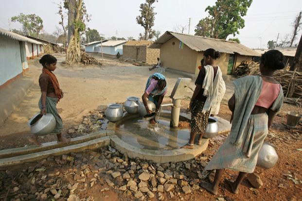 छत्तीसगढ़ में  इलाज  के बजाय डॉक्टर कर रहे है क्लर्क का काम
