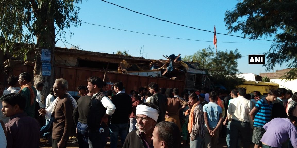 घर, दुकान में घुसा ट्रक 8 की मौत, भीड़ ने फूंकी पुलिस वेन