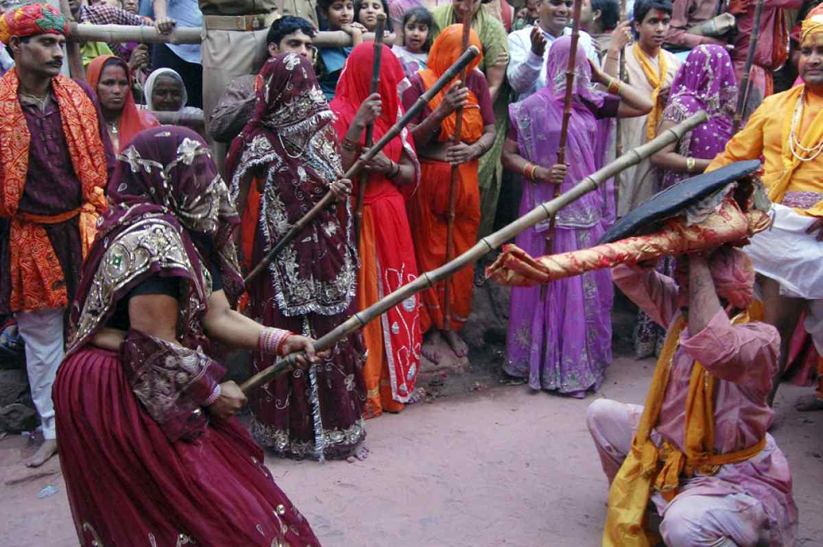 लठमार होली खेलने मथुरा पहुंचे योगी आदित्यनाथ, कहा-धर्मस्थल बनेंगे वर्ल्ड क्लास