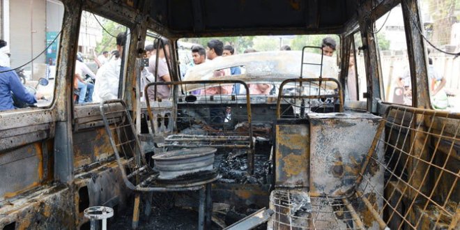 रायपुर: एमआरआई सेंटर के बाहर खड़ी एम्बुलेंस जलकर खाक
