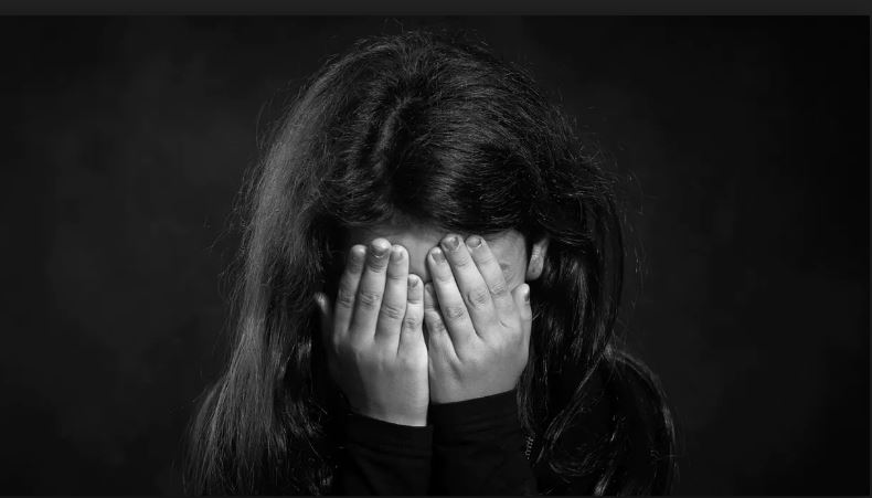 सात साल की बच्ची के गुप्तांग में डंडा डाल कर छात्राओं ने की पिटाई