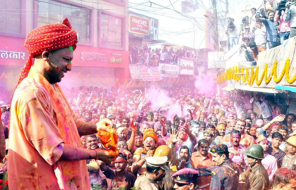 नकवी ने बजाया ढोल, योगी ने जमाया रंग, तस्वीरों में देखें नेताओं की होली