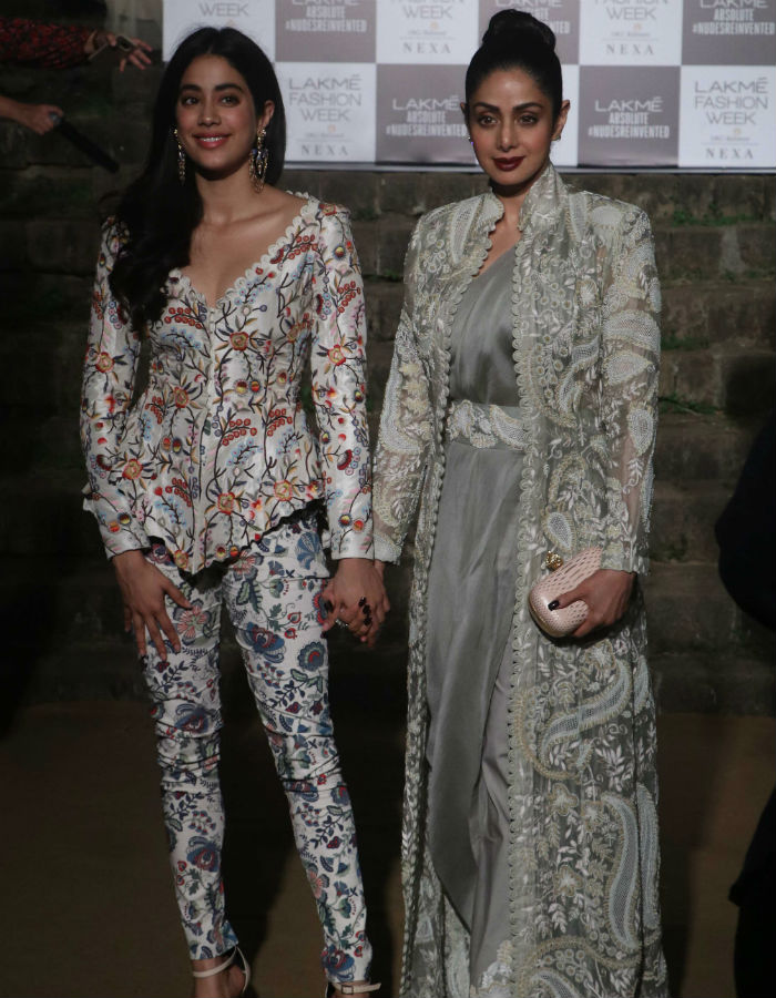 बेहद ही भावुक होकर जाह्नवी कपूर ने इंस्टाग्राम  में करी माँ को याद