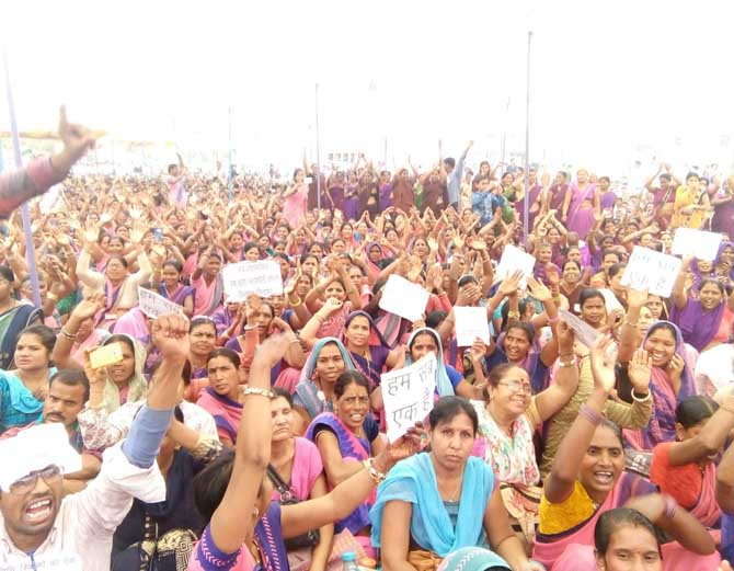 संविदा स्वास्थ्य कर्मचारियों का आंदोलन 14वें दिन भी जारी, मुख्यमंत्री के लिए करेंगे भजन