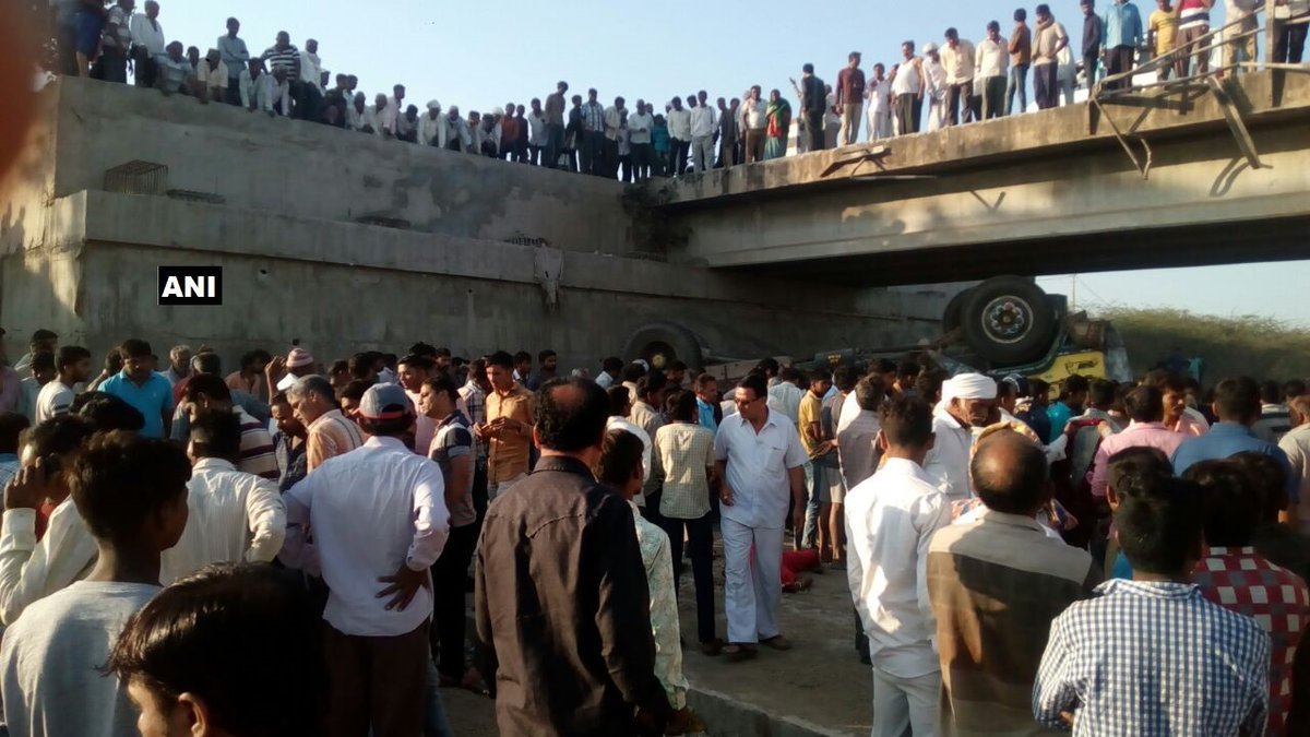 ट्रक पलटने से 28 की मौत 50 से ज़्यादा घायल