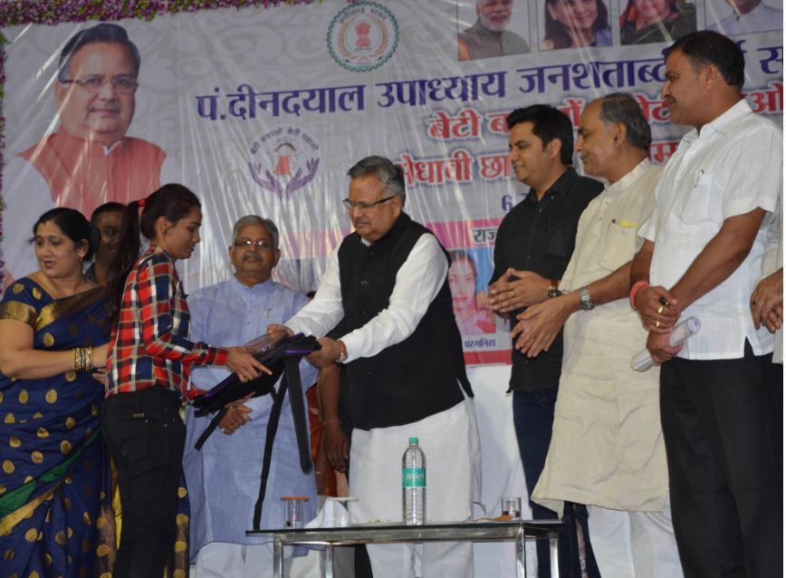 मुख्यमंत्री ने बेटी बचाओ-बेटी पढ़ाओ कार्यक्रम में किया मेधावी छात्राओं का सम्मान