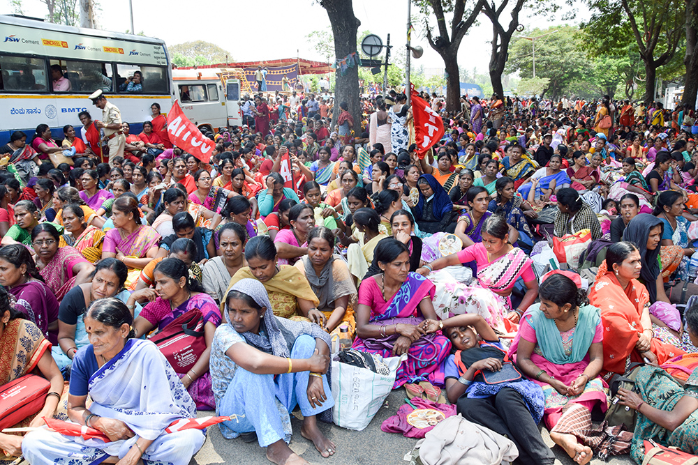 आंगनबाड़ी कार्यकर्ताओं-सहायिकाओं को हड़ताल करने पर सेवाएं समाप्ती का आदेश