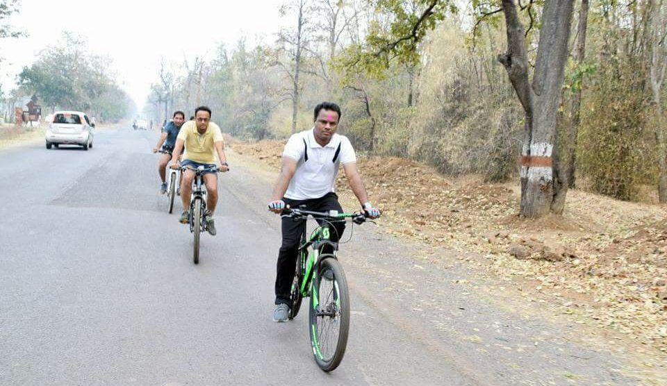 52 किलोमीटर सायकल यात्रा कर जनता से मिलने पहुंचे धमतरी कलेक्टर
