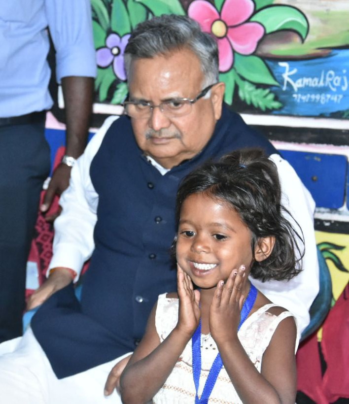 आंगनबाड़ी के  बच्चों से मिलने पहुंचे मुख्यमंत्री डॉ. रमन सिंह