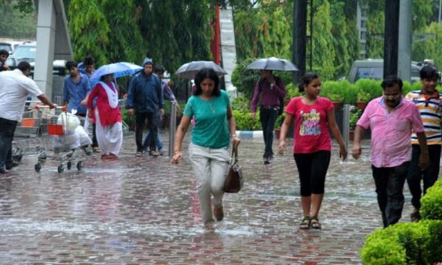मार्च में मौसम हुआ सुहाना, लोगों ने छतरी-रेनकोट फिर निकाला