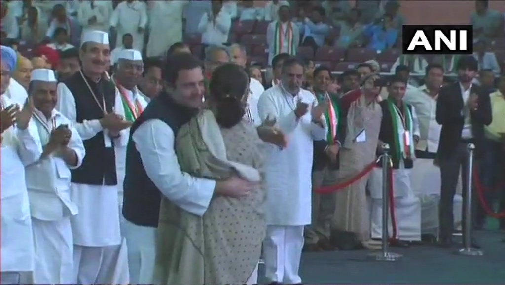 सोनिया के दमदार भाषण को सुन राहुल ने लगाया गले