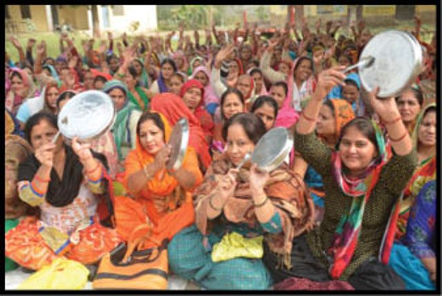 मैदान पर ढोलक, मंजीरा लेकर पहुंची आंगनबाड़ी कार्यकर्ताएं, जसगीत गाकर जताया विरोध