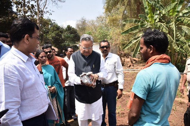 बल्ला टूटने पर पेड़ पर बैठी थी क्रिकेट टीम, रमन बोले जावव आजे ले लेहू, दिए 500 रुपये